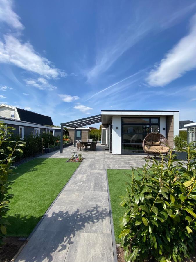 LUXUS Cube Ferienhaus Chalet am See mit Schwimmbad in Lathum NL Exterior foto
