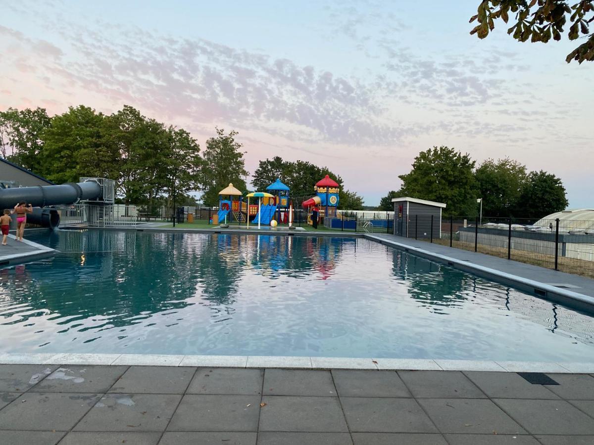 LUXUS Cube Ferienhaus Chalet am See mit Schwimmbad in Lathum NL Exterior foto