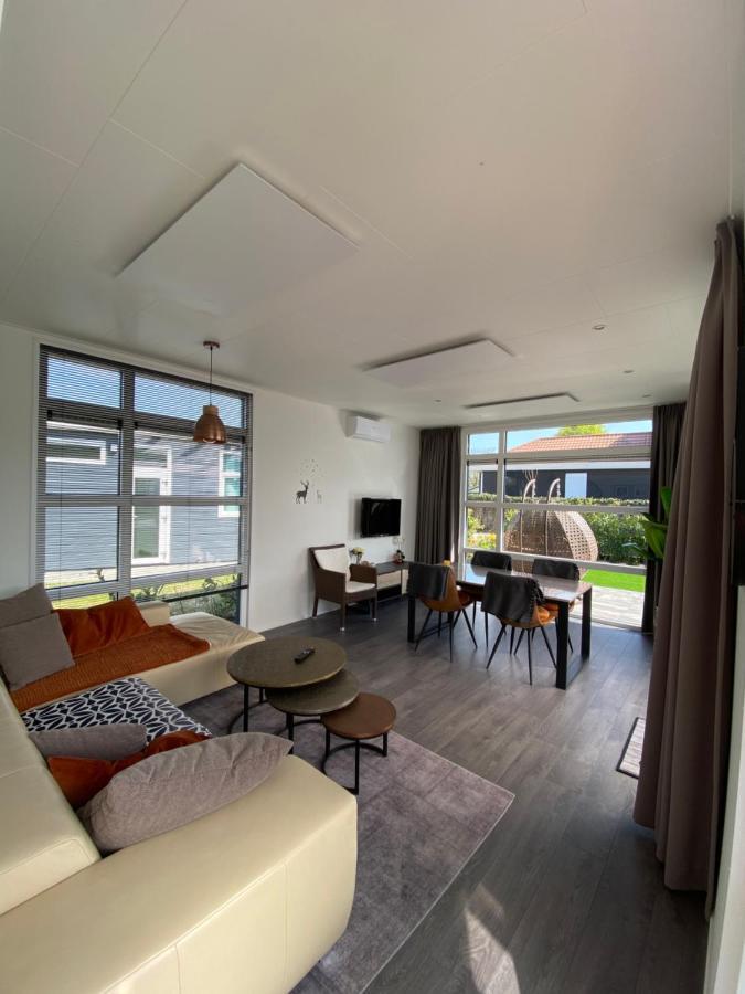 LUXUS Cube Ferienhaus Chalet am See mit Schwimmbad in Lathum NL Exterior foto