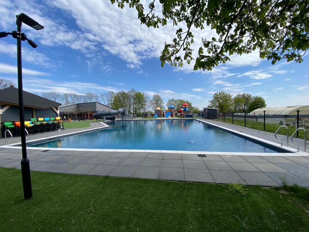 LUXUS Cube Ferienhaus Chalet am See mit Schwimmbad in Lathum NL Exterior foto