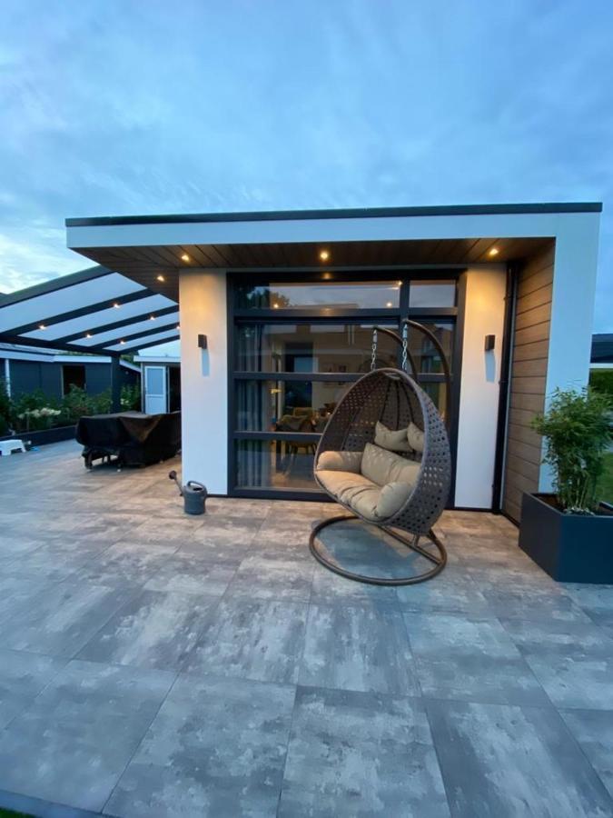 LUXUS Cube Ferienhaus Chalet am See mit Schwimmbad in Lathum NL Exterior foto