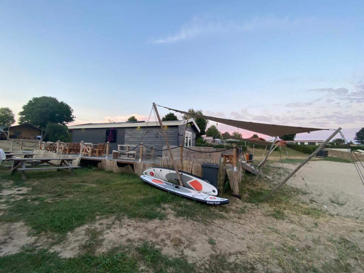 LUXUS Cube Ferienhaus Chalet am See mit Schwimmbad in Lathum NL Exterior foto