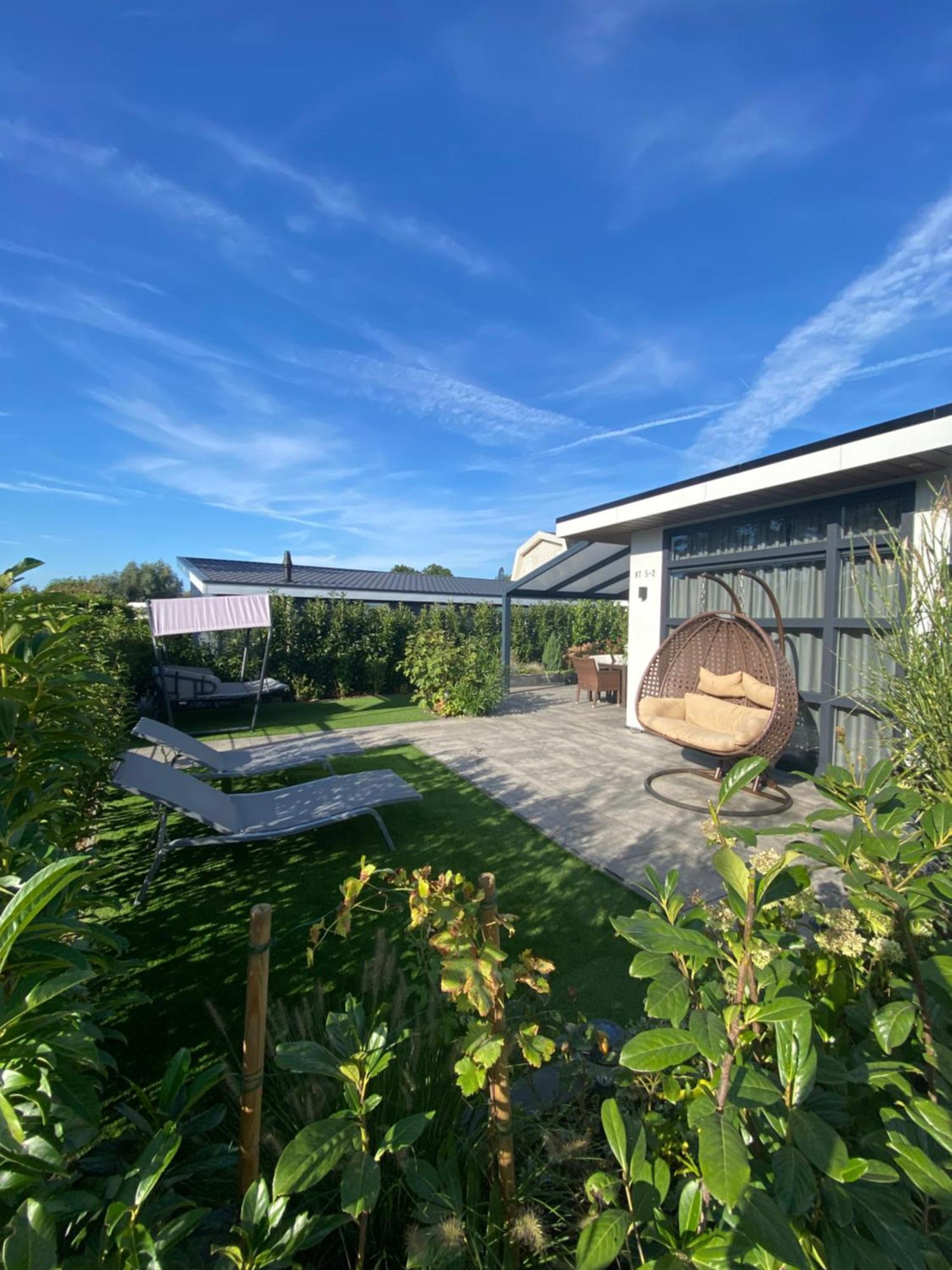 LUXUS Cube Ferienhaus Chalet am See mit Schwimmbad in Lathum NL Exterior foto